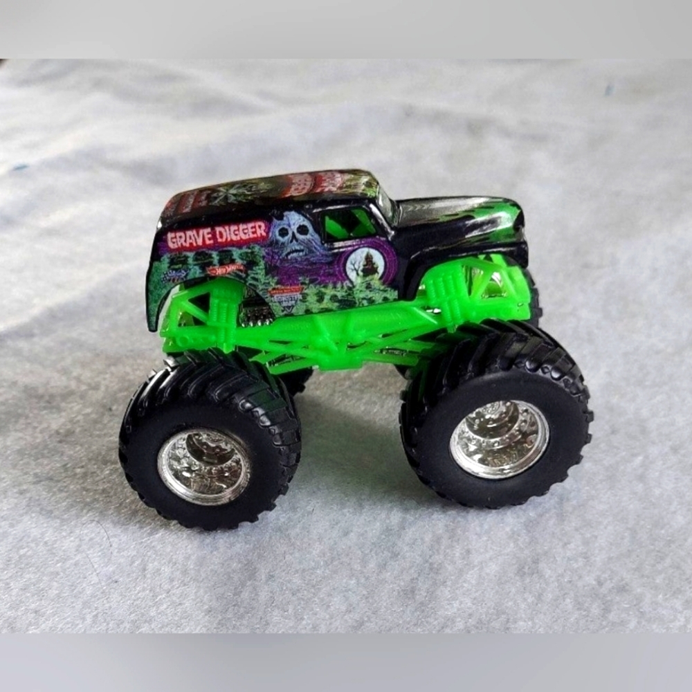 Hot Wheels Monster Jam Grave Digger Die-Cast Truck 1:24 Collectable